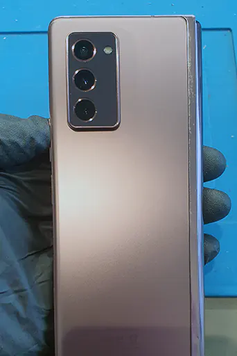 Arrière d'un smartphone en réparation