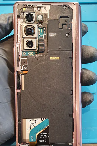 Intérieur d'un smartphone en réparation
