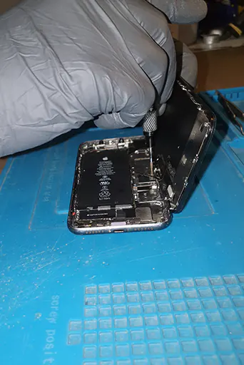 Intérieur d'un Iphone en réparation