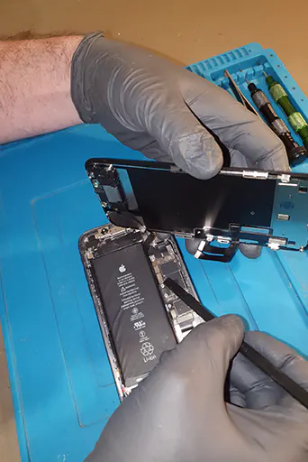 Intérieur d'un  Iphone en réparation