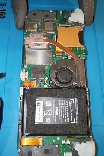 Intérieur d'une Switch en réparation