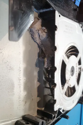 Poussières dans un ventilateur de console de jeu en réparation